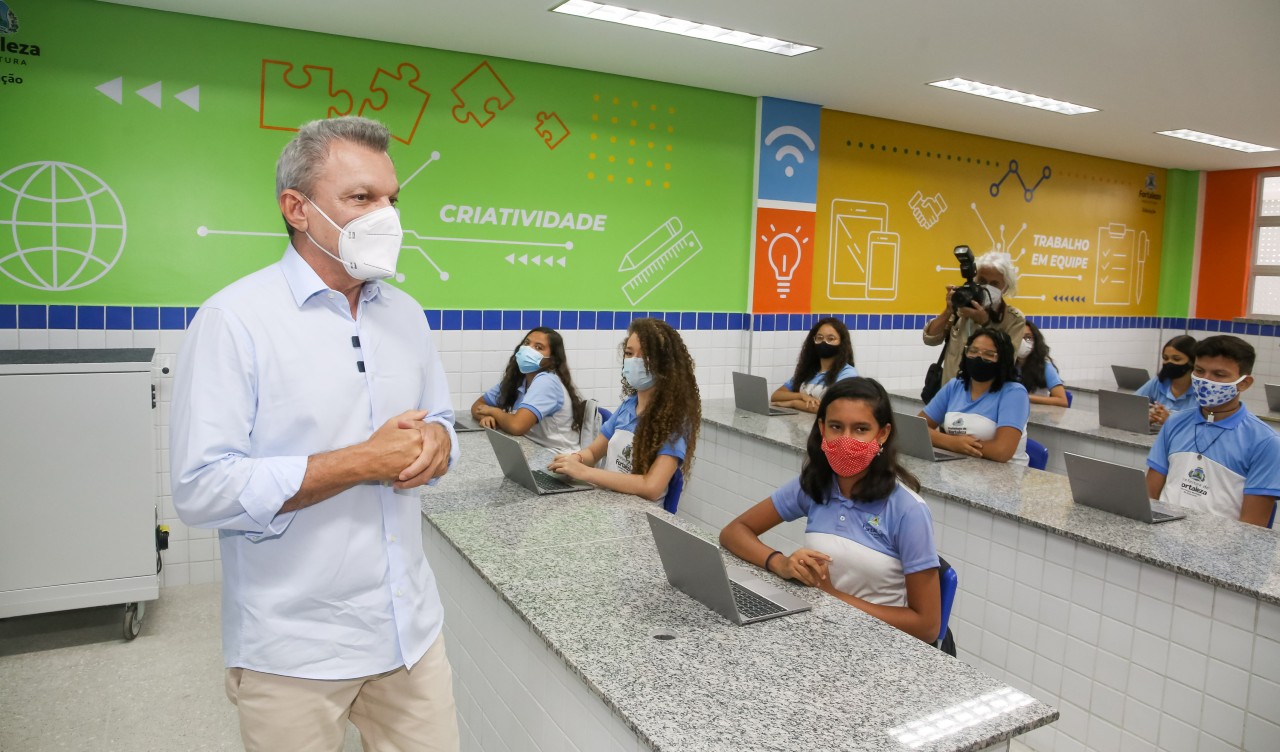 sarto dentro da sala de aula, conversando com os alunos